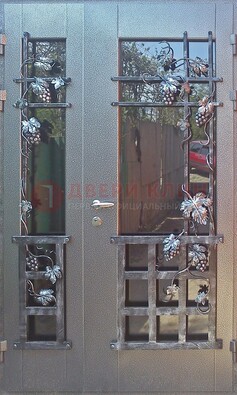 Распашная уличная дверь Порошок со стеклом и ковкой ДСК-221